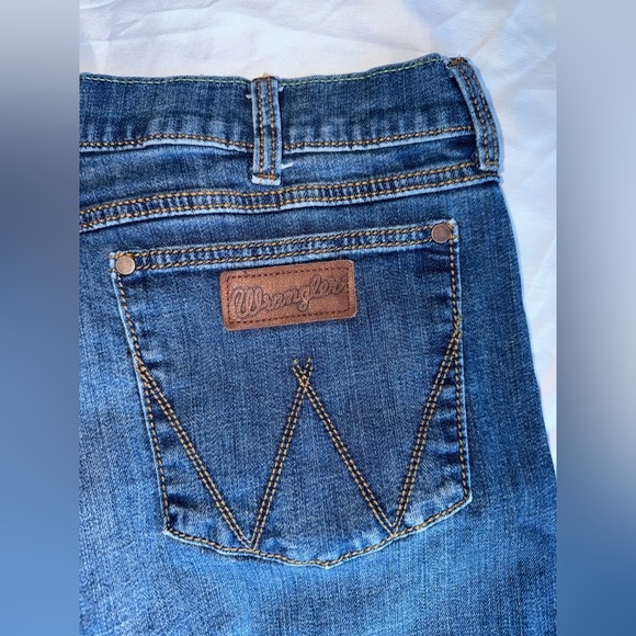 Wrangler Retro Slim Straight Blue Jeans - Picture 8 of 10